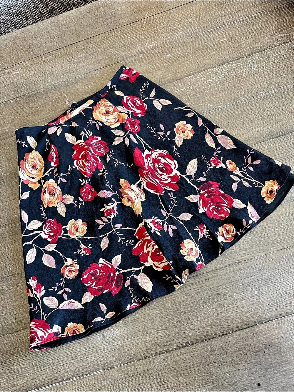 Ann Taylor Floral A-Line Skirt in Black & Red Size Small Like New- Size S